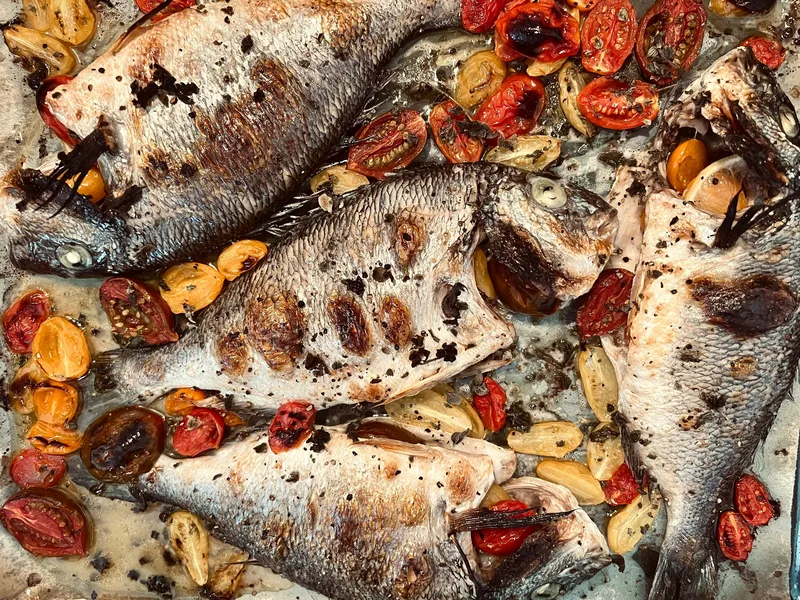 Abundant whole-fish composition with vegetables