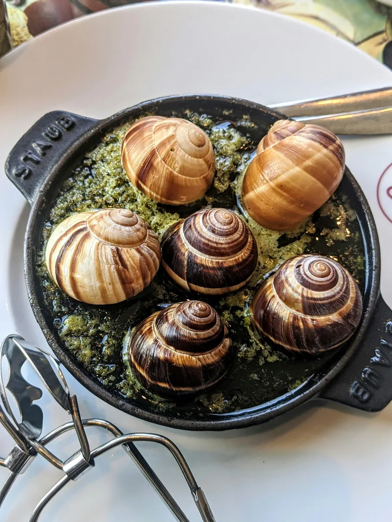 Strong overhead escargot image with recognisable French character