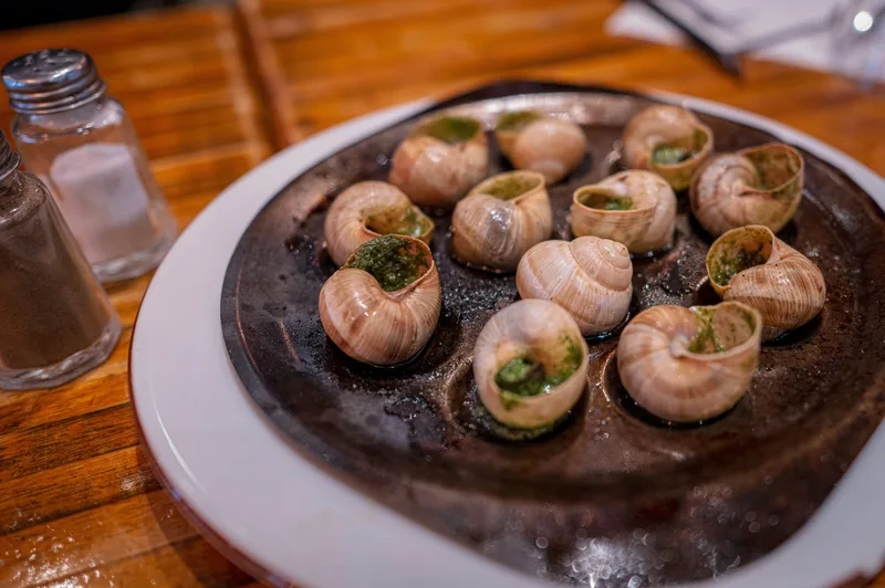 Restaurant-context escargots